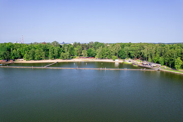 Fototapeta premium Jezioro Paprocańskie na Śląsku w Polsce to sztuczny zbiornik, utworzony w wyrobisku służącym Hucie Paprocany. Panorama z lotu ptaka latem