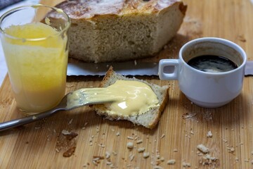 The iconic and traditional eggnog with free-range egg yolk and sugar. Rustic bread with eggnog and coffee