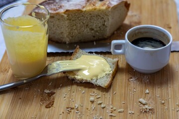 The iconic and traditional eggnog with free-range egg yolk and sugar. Rustic bread with eggnog and coffee