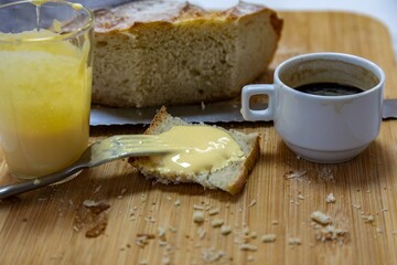 The iconic and traditional eggnog with free-range egg yolk and sugar. Rustic bread with eggnog and coffee