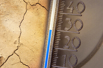 thermometer zeigt 30 grad celsius