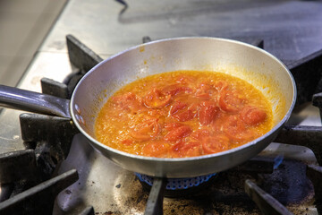 preparazione primi piatti con pomodorini rossi e gialli scolare pasta e saltare in padella