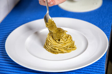 preparazione primi piatti con pomodorini rossi e gialli scolare pasta e saltare in padella