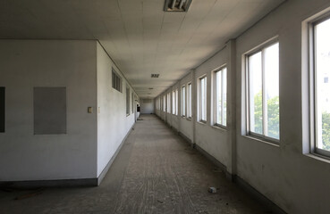 Obraz premium long corridor in a building