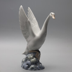porcelanowa figurka łabędź szykujący się do lotu. © MR. Stanek