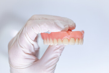 Worn upper dental prosthesis displayed in clinical setting © SWMedia