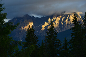 Die Lienzer Dolomiten mit Sandspitze und Spitzkofel im Abendlicht von Hochlienz aus gesehen, Osttirol, Österreich