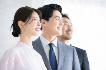 未来や目標を見つめるビジネスシーンの横顔の男女3人のクローズアップ　転職や希望のイメージ