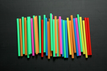 cannucce stuzzicadenti rose colorate bottiglie colorate cucchiai background sfondo