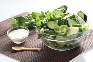insalate fresche estate cetrioli peperoni 