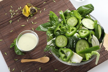 insalate fresche estate cetrioli peperoni 