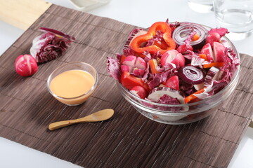 insalate fresche estate cetrioli peperoni 