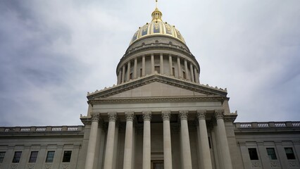 Obraz premium Explore the West Virginia State Capitol in Charleston, featuring grand columns and a stunning dome, a prominent landmark and popular tourist destination.