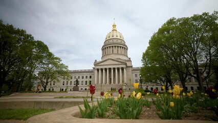 Fototapeta premium Flowers in front of the West Virginia State Capitol in Charleston, featuring stunning architecture.