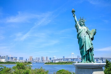 東京都、お台場の自由の女神像とレインボーブリッジ