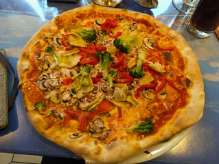 Pizza Vegetarier, neapolitanische Pizza, Original Pizza, italienisch.