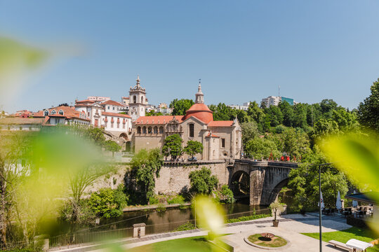 Imagem da ic&oacute;nica Ponte de S&atilde;o Gon&ccedil;alo sobre o rio T&acirc;mega, um dos principais s&iacute;mbolos hist&oacute;ricos da cidade de Amarante