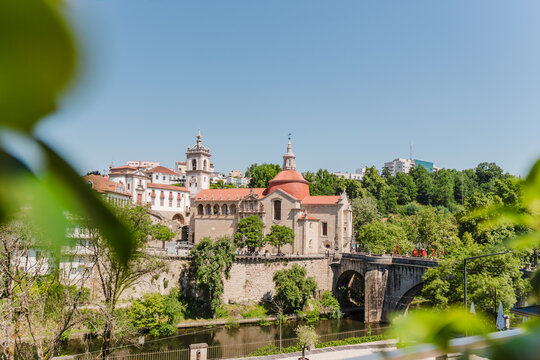 Imagem da ic&oacute;nica Ponte de S&atilde;o Gon&ccedil;alo sobre o rio T&acirc;mega, um dos principais s&iacute;mbolos hist&oacute;ricos da cidade de Amarante