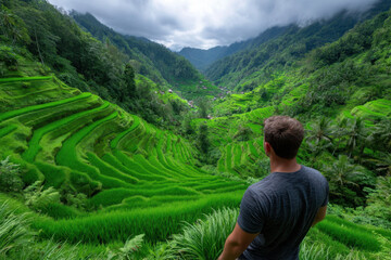 Naklejka premium Stunning view of terraced rice fields in Bali during cloudy weather