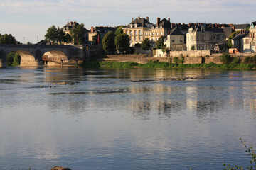 Obraz premium Rives de la Loire à Saumur au coucher du soleil. France