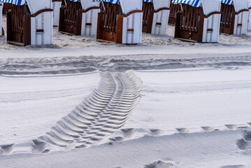 Strandkörbe und Bäderarchitektur am Strand Binz, Rügen, Mecklenburg-Vorpommern, Deutschland