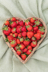 Erdbeeren in Herzform im Korb