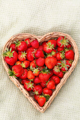 Erdbeeren in Herzform im Korb