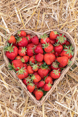 Erdbeeren in Herzform im Korb