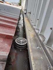Vecchia copertura in lamiera coibentata di un capannone industriale abbandonato con evidenti...