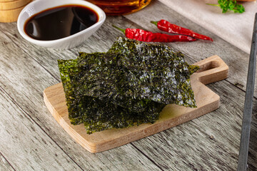 Seaweed roasted nori chips heap