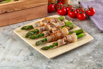Boiled asparagus with roasted bacon