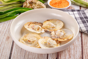 Grilled scallops with cream cheese