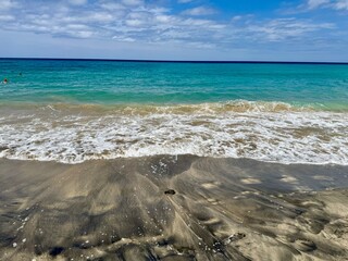 Schwarzer Sand am Strand