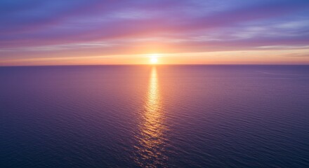 Obraz premium Serene Ocean Vista at Dusk: A Gradient of Purple and Gold Reflections