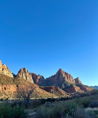 Fototapeta premium Beautiful Desert Landscape with Red Rock Mountains and Blue Sky in the Dessert of the USA 