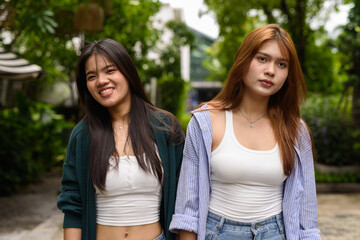 Obraz premium two teenage girls in the park