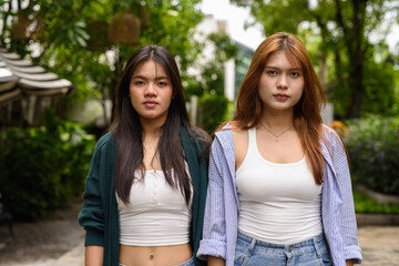 Obraz premium two teenage girls in park looking at camera