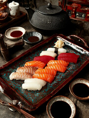 Sushi ułożone na talerzu fotografia reklamowa