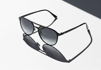 Sleek Metal Aviator Sunglasses Modern Design, Superior UV Protection, Gradient Lenses