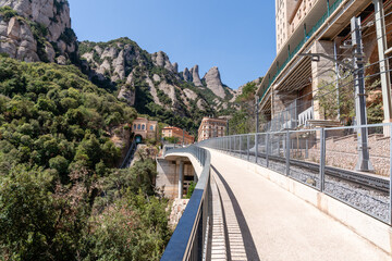 Wanderweg und Bergbahn vor der Kulisse von Montserrat