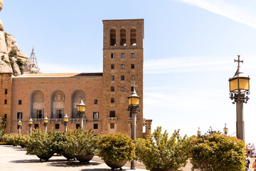 Fototapeta premium Historische Santa Maria de Montserrat Abtei und Bergpanorama