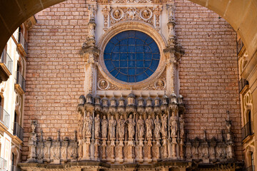 Santa Maria de Montserrat Abtei Historische Fassade mit Rosettenfenster