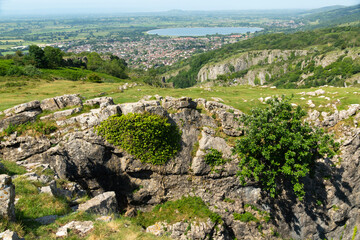 View from Cheddar Gorge towards Cheddar, the  Reservoir, Brent Knoll and the Somerset countryside	
