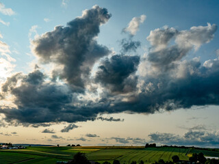 Wolken ziehen übers Land