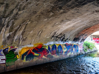 Feuchte Brücke über einem Kanal