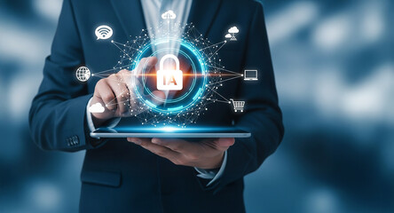 Hombre sostiene en su mano una tableta digital y ésta proyecta un holograma sobre ciberseguridad con Inteligencia Artificial (IA)