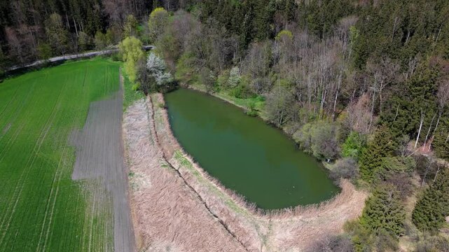 Luftaufnahme Spiegelweiher and surrounding ponds in Bavaria, Germany, Grafing bei Munchen. Scenic spring landscape with shimmering lakes, tranquil paths and flourishing nature in southern Deutschland