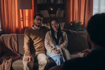 Obraz premium Man and woman express happiness gaining insights during consultation