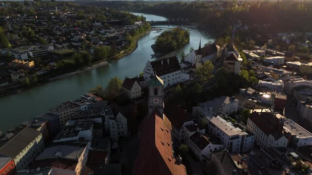 Luftaufnahme von Schloss Wasserburg und der Burgkirche St. Aegidius in Wasserburg am Inn, Bayern, Deutschland .Die Burg thront auf dem Umlaufberg des Inns uber der historischen Altstadt. 
