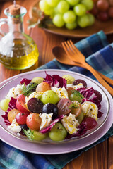 【葡萄とモッツァレラチーズのサラダ】シャインマスカット・巨峰・ゴルビー・クインニーナ・4種の葡萄とモッツァレラチーズを贅沢に使ったフルーツサラダ。